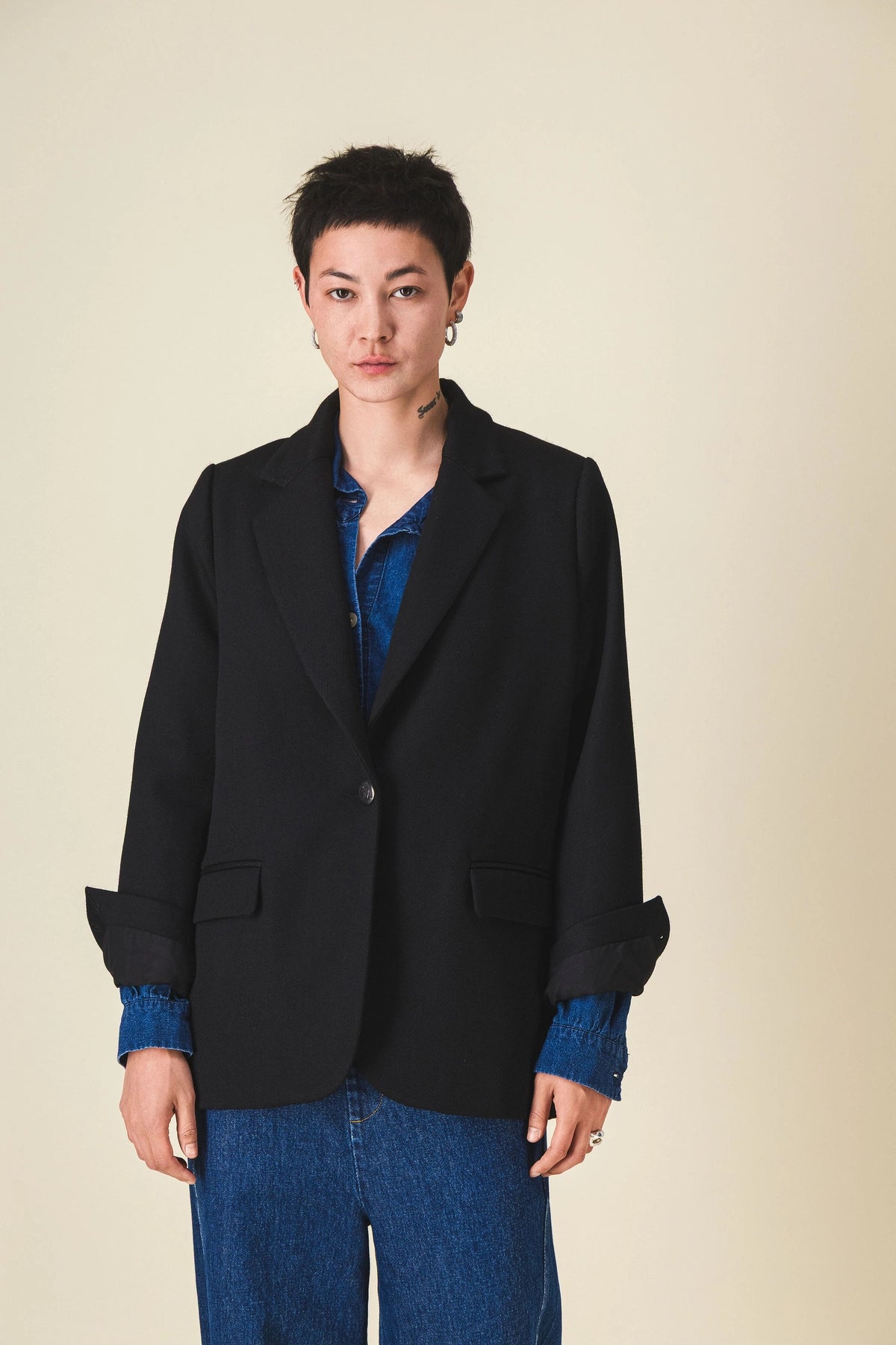 Blazer-femme-noir-lois_Ah25_5.webp