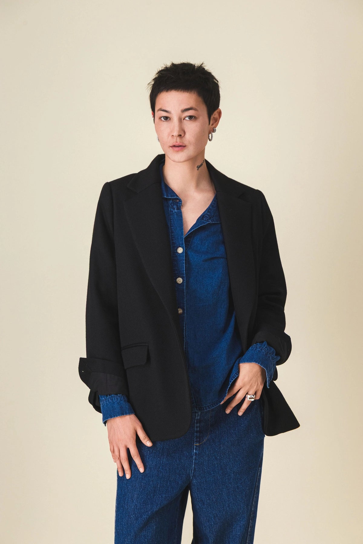 Blazer-femme-noir-lois_Ah25_9.webp