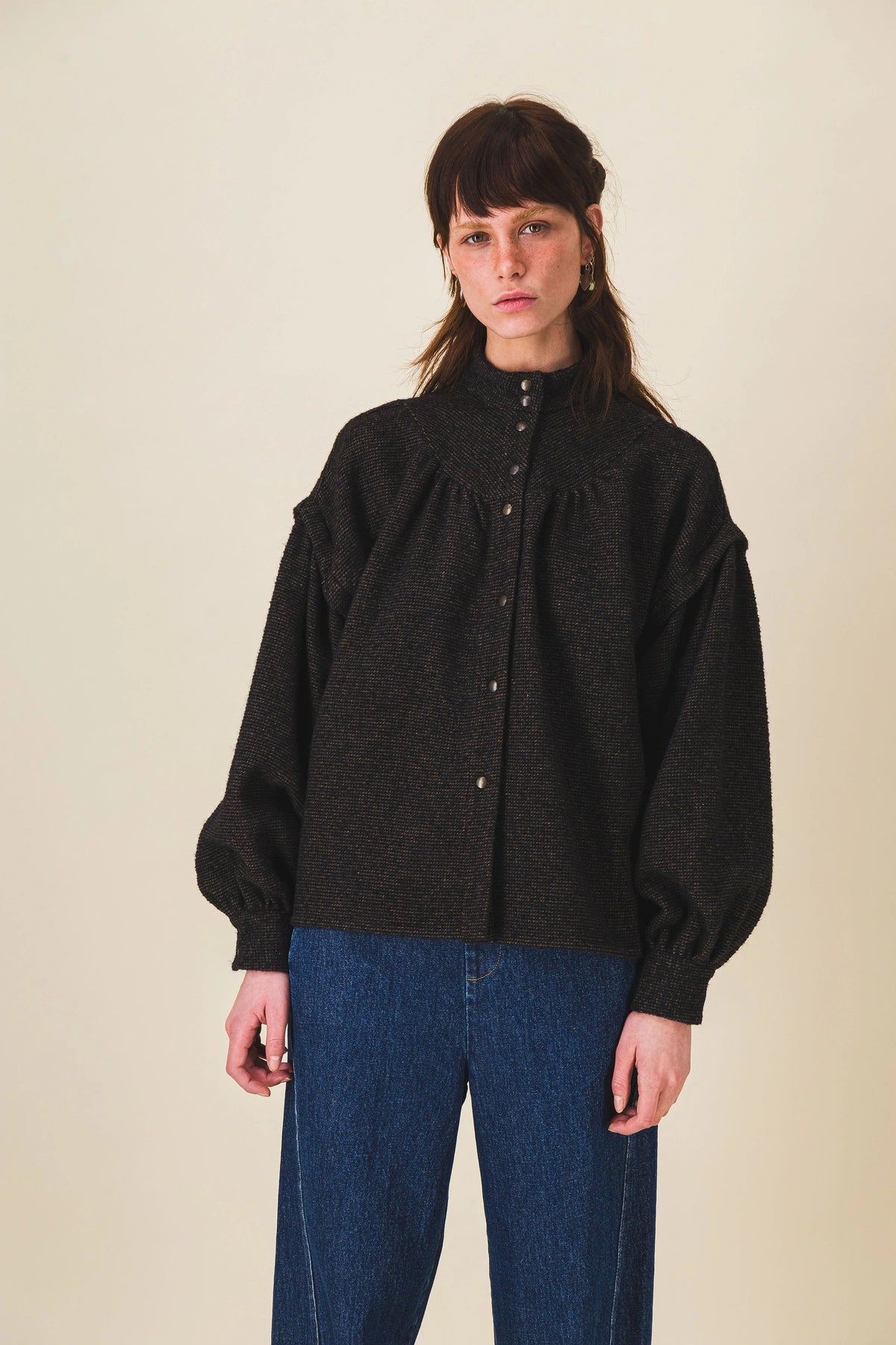 Blouse-col-rond-laine-noir-kaia_Ah25_4.webp