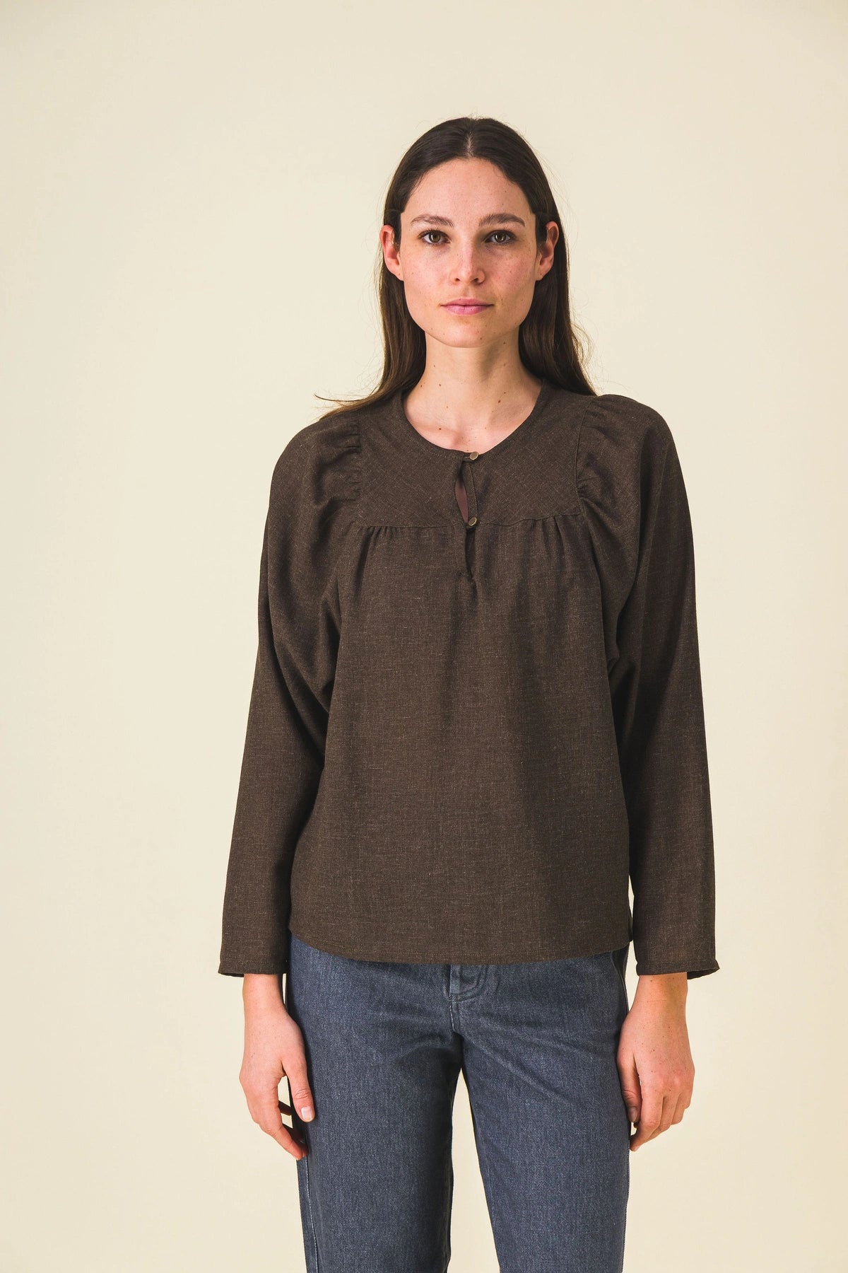 Blouse-kaki-olivette_Ah25_2_e0743911-b3e5-4ba0-bdea-bc4b5c078705.webp