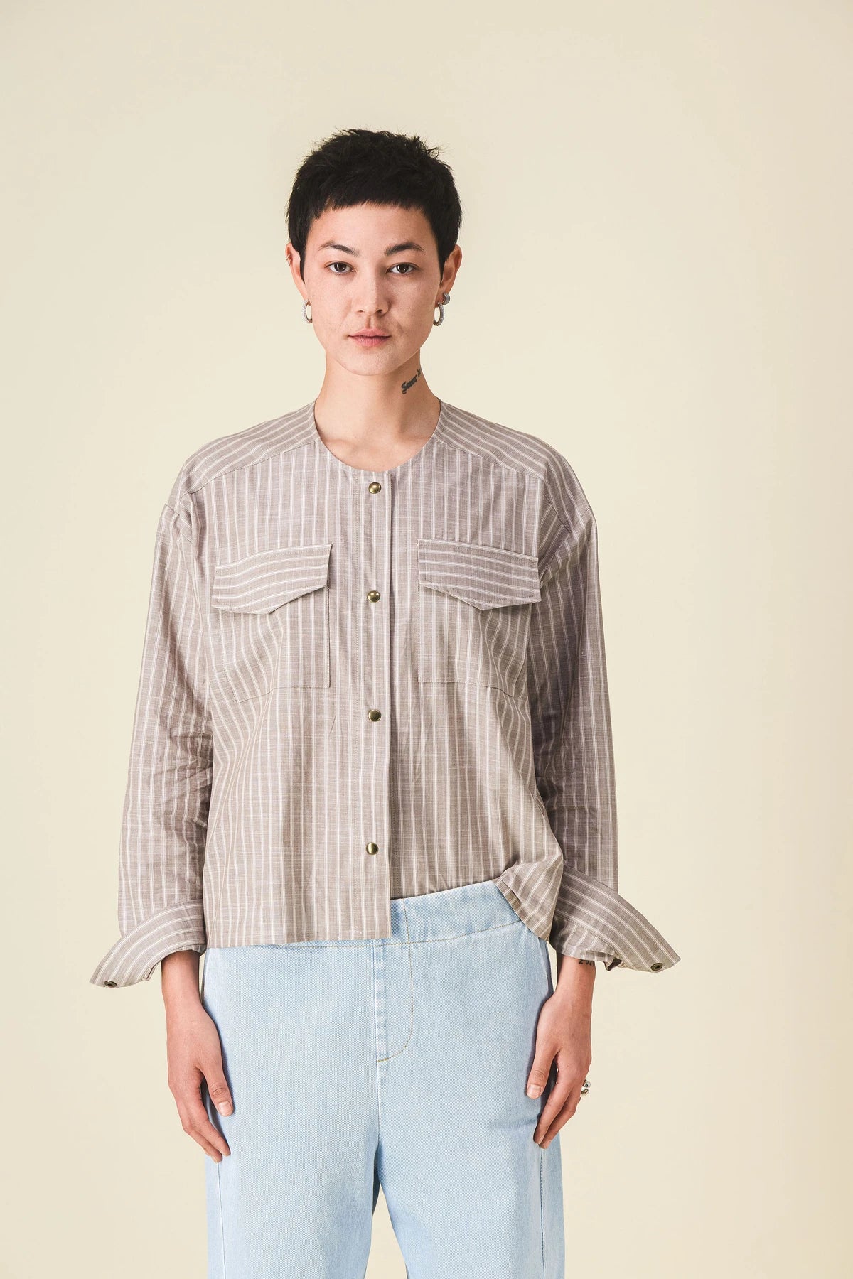 Chemise-courte-beige-pitt_Ah25bd_3.webp