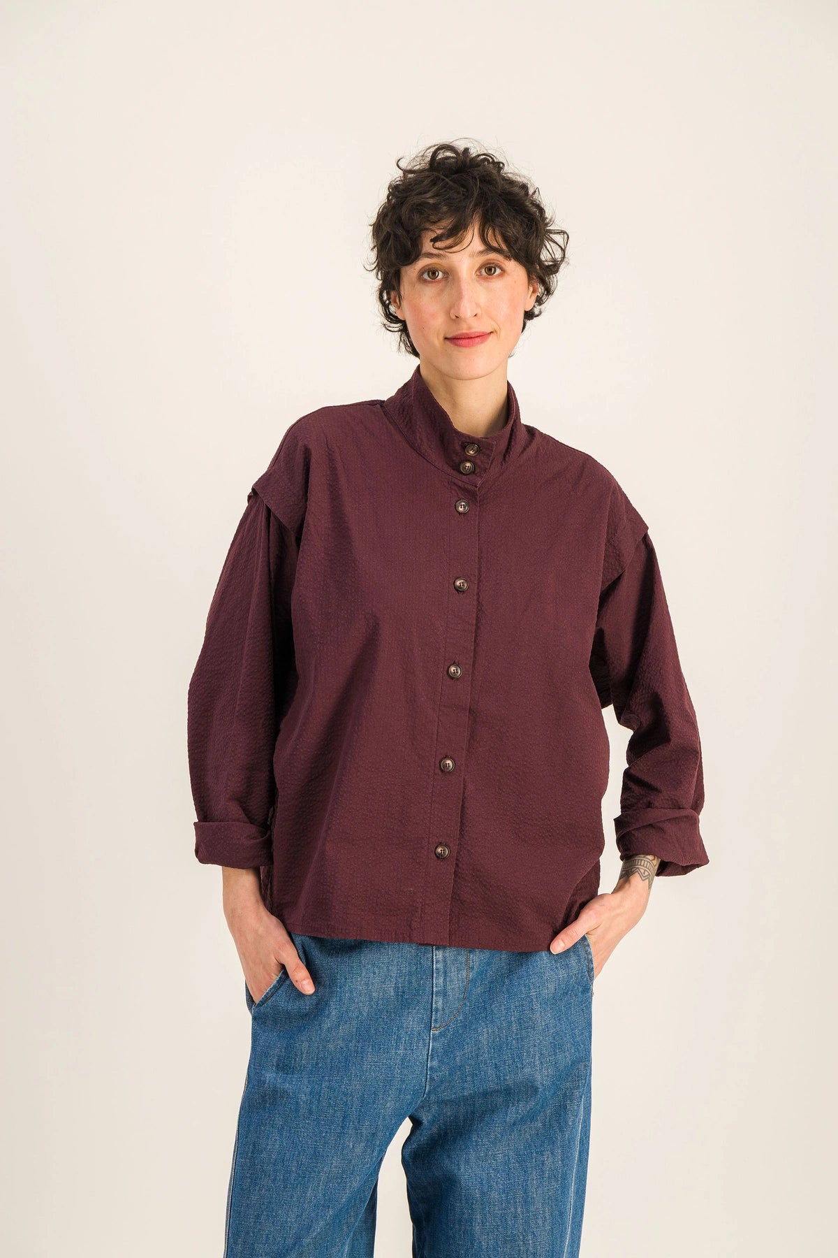 Chemise-loose-col-montant-seersucker-bordeaux-lina_Bordeaux3_e86680a9-32d6-4bd1-8f99-6eee547a9d46.webp