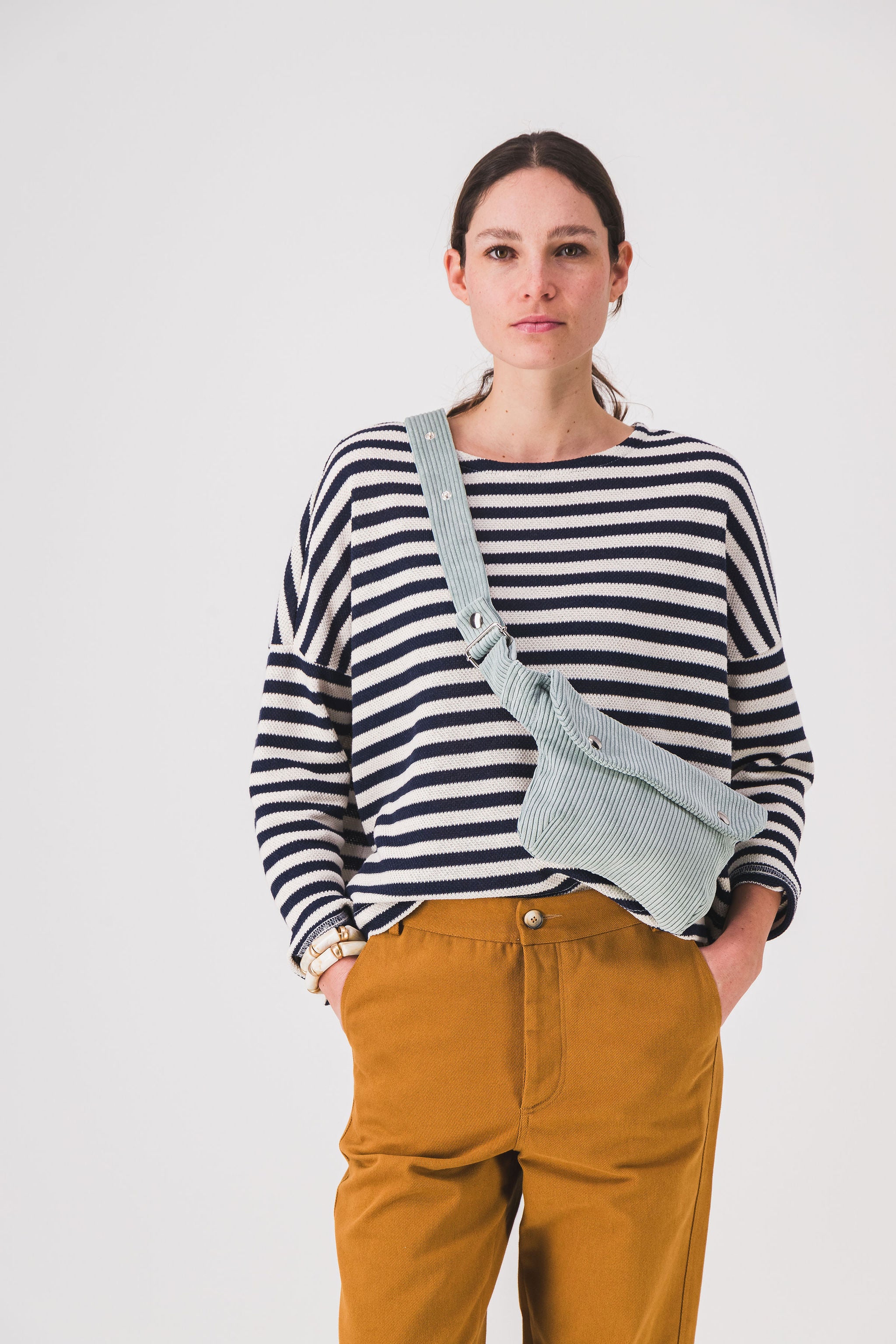 Sac_banane_femme_gris_bleue_en_velours_cotele_taille_XL_lili_PE25.jpg