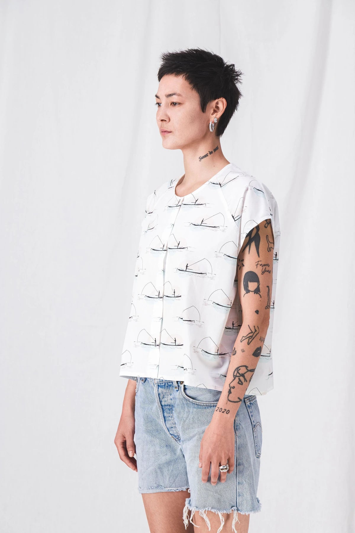 top_printed_woman_white__pe25