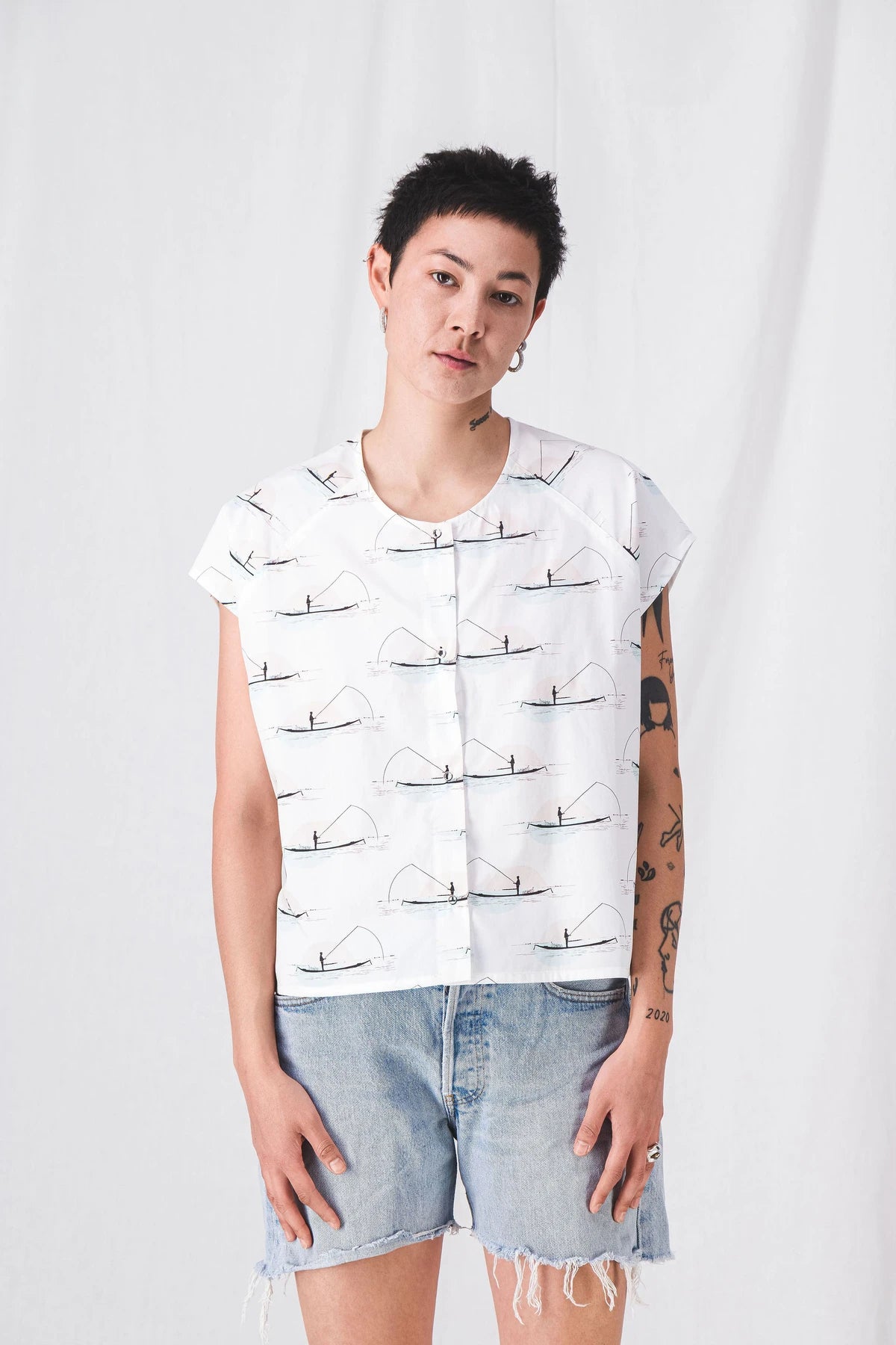 top_printed_woman_white__pe25