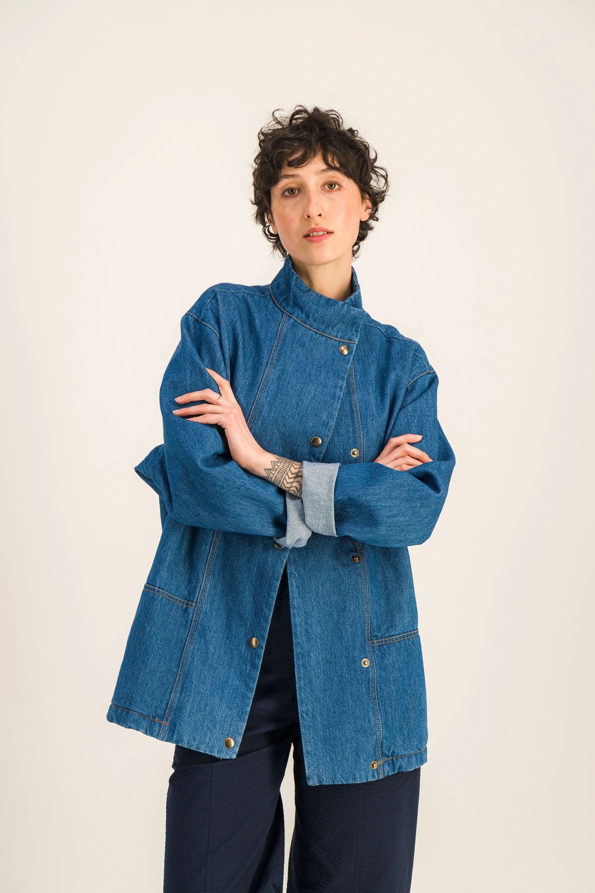 Veste-en-jean-a-pressions-mi-longue-dimitra_Jean12.webp