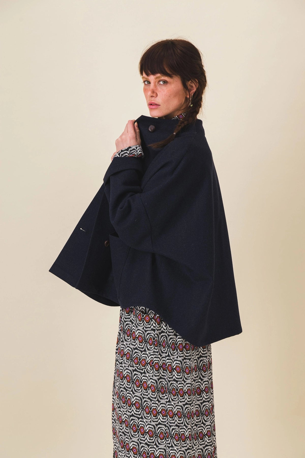 Veste-femme-courte-laine-bleue-manille_Ah25_3.webp