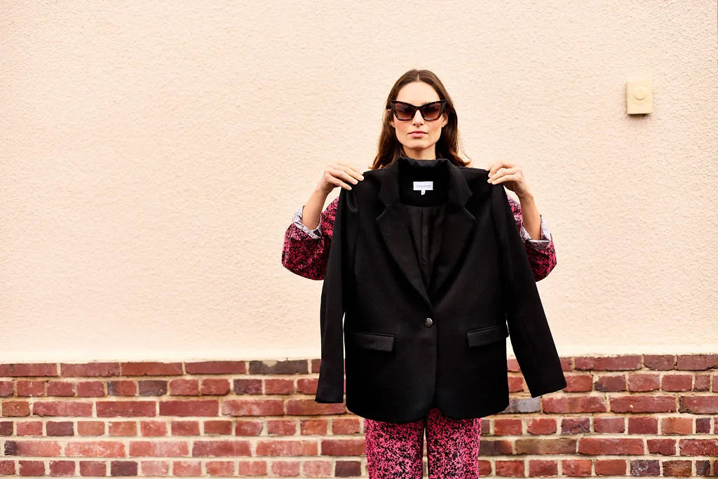 blazer_femme_noir_veston_lois_pe25LB.webp