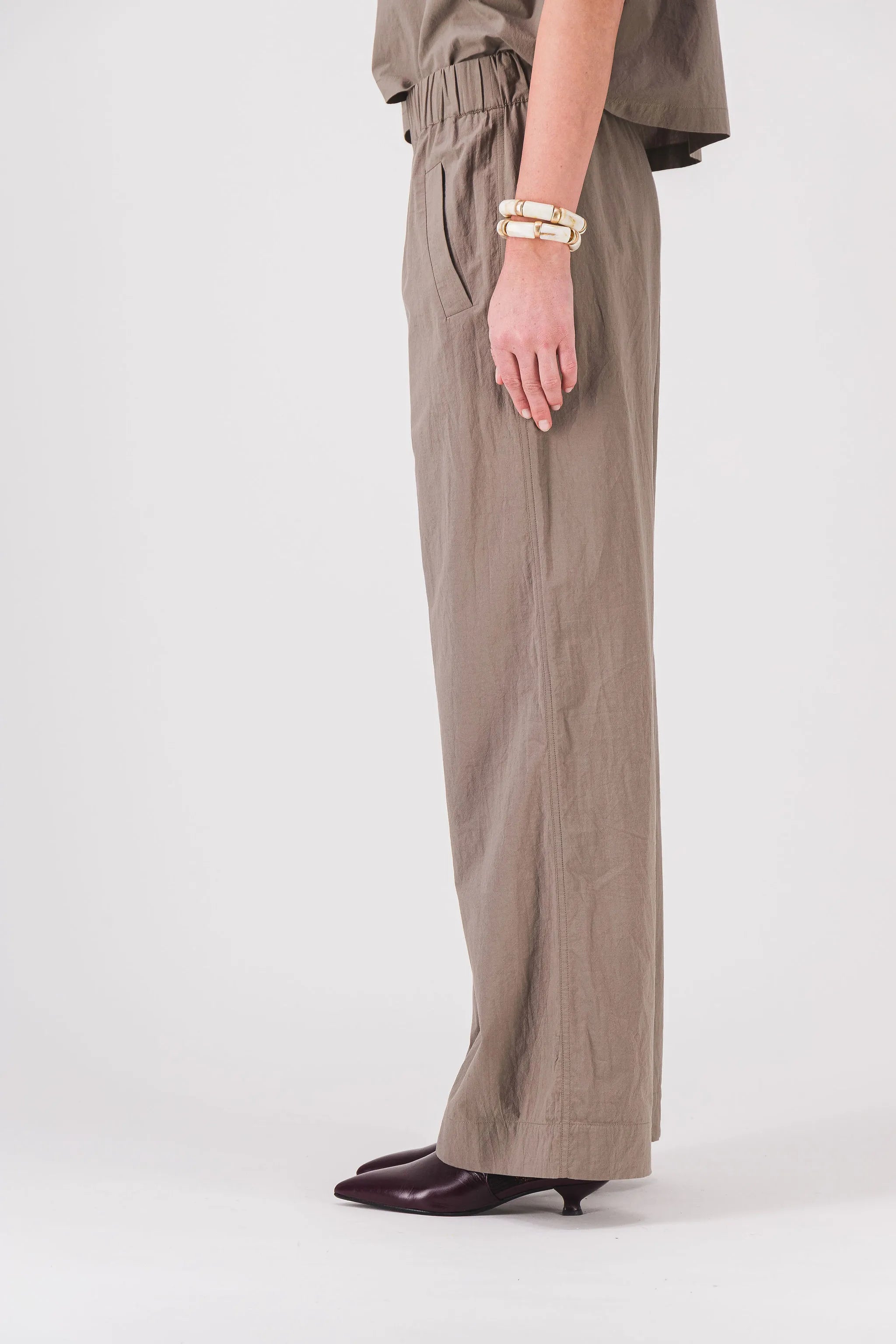 loose_woman_pants_khaki_finn_pantalon_pe25