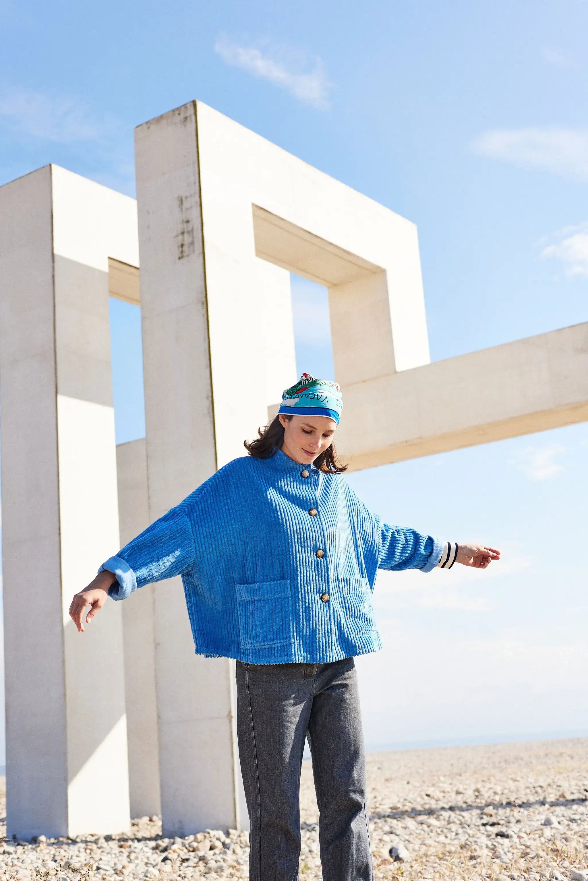 veste_femme_velours_cotele_bleu_lookbook_ah_24_3_75e8942e-9df9-4971-9a4b-d7e29420aede.webp